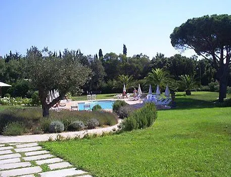 Hotel Villa Les Rosiers Grimaud 4*,